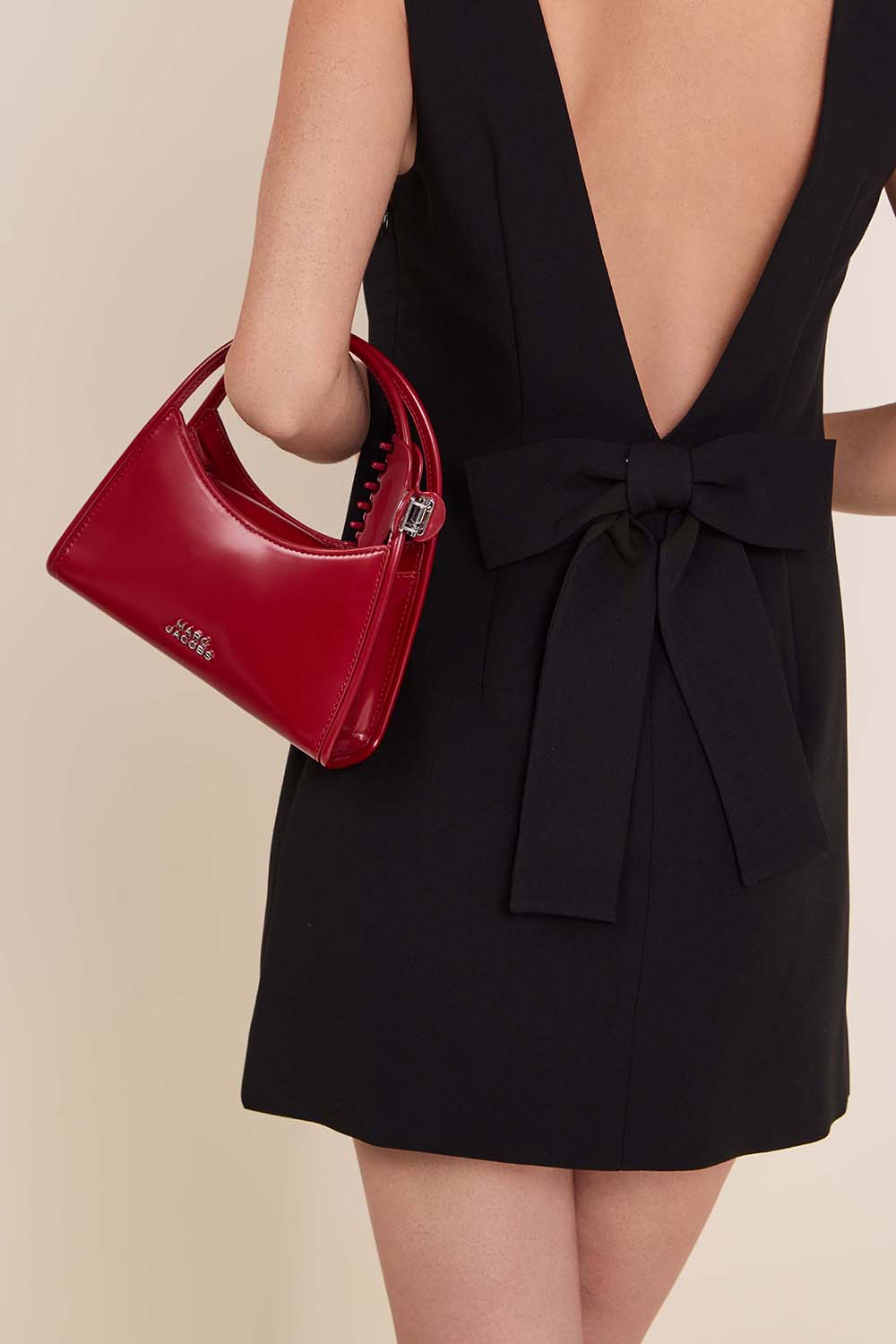 תמונת כל הלוק של תיק כתף עם קליפס לשיער